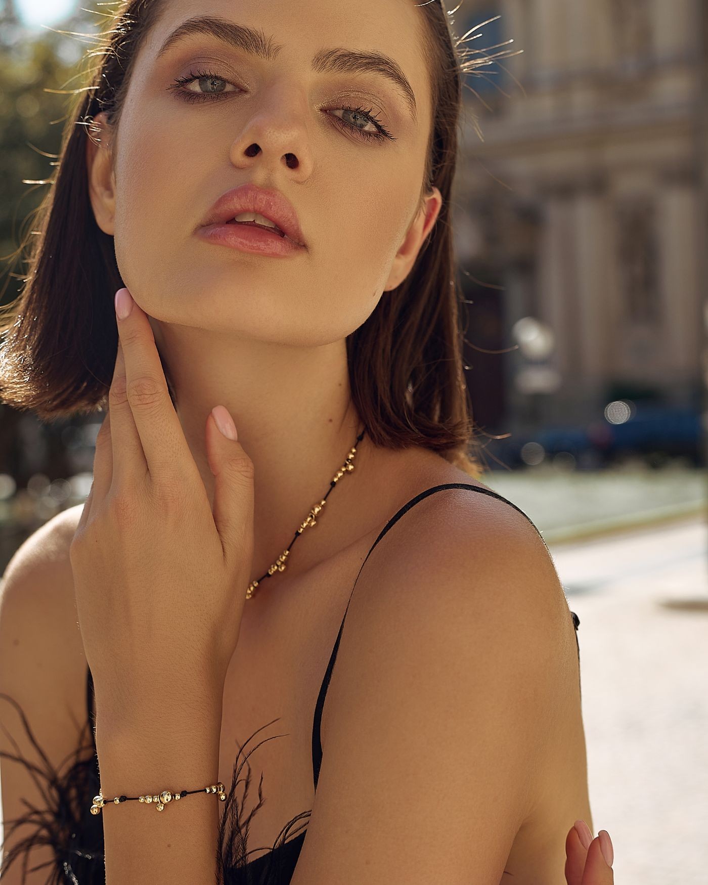 Bransoletka na czarnym sznureczku z pozłacanymi kuleczkami  - 1