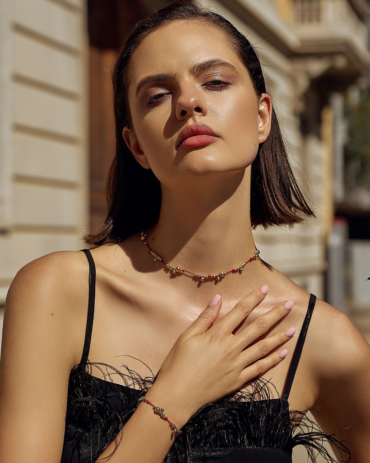 Bracciale su cordoncino rosso con sfere dorate  - 1 Bracciale su cordoncino rosso con sfere dorate  - 1