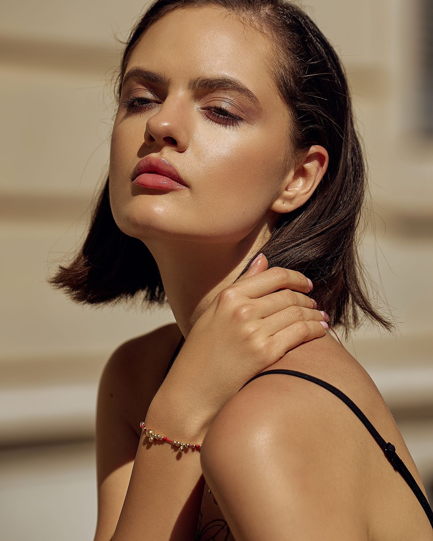 Bracciale su cordoncino rosso con sfere dorate  - 4 Bracciale su cordoncino rosso con sfere dorate  - 4