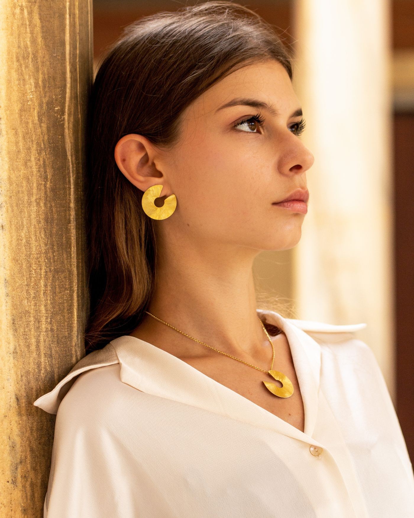 18k gold-gilded handsatinated Luna necklace  - 5