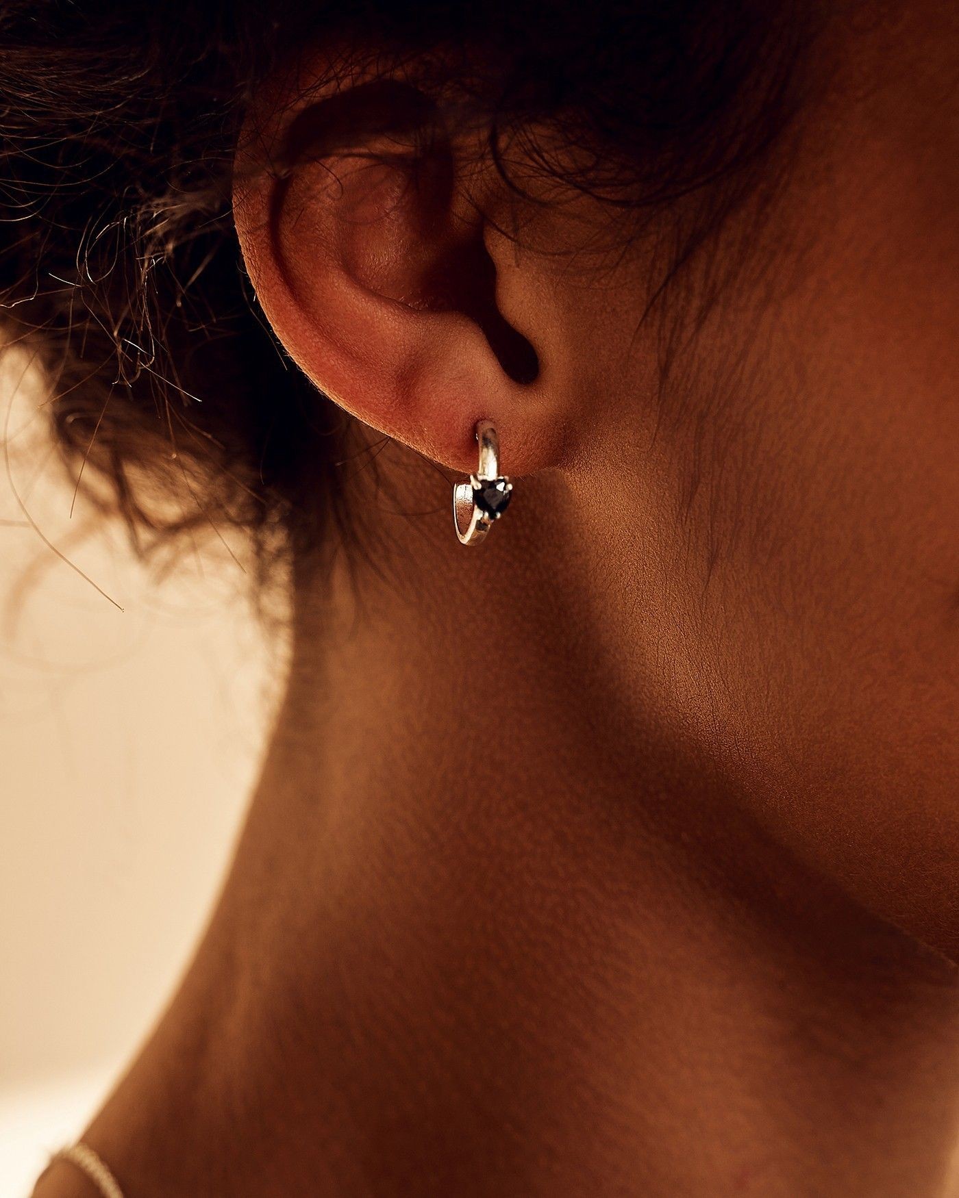 Earrings Raffinata Mini Hoop with black heart  - 4