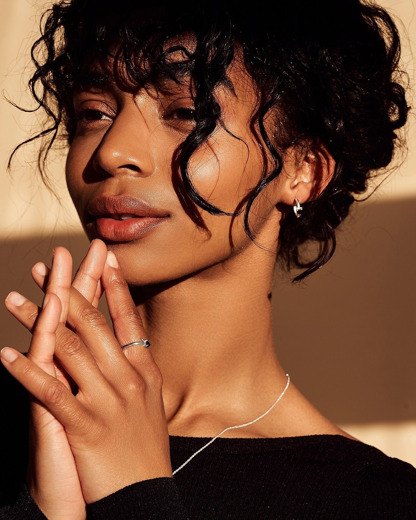 Kolczyki Raffinata Mini Hoop z czarnym sercem  - 1